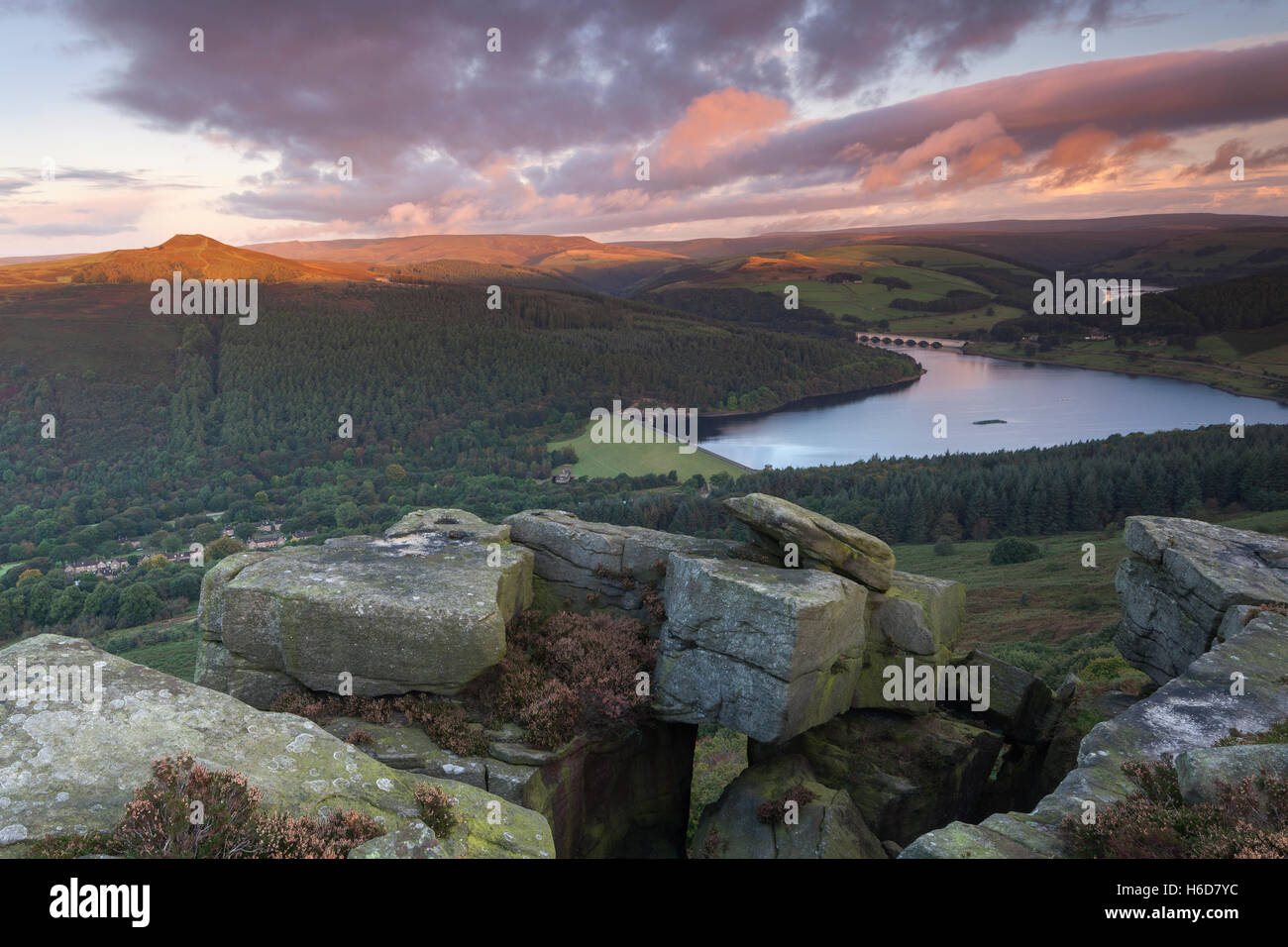 Sonnenaufgang über dem Ladybower Vorratsbehälter von einem erhöhten Aussichtspunkt Bamford Edge, Bamford, Peak District, Derbyshire, UK Stockfoto