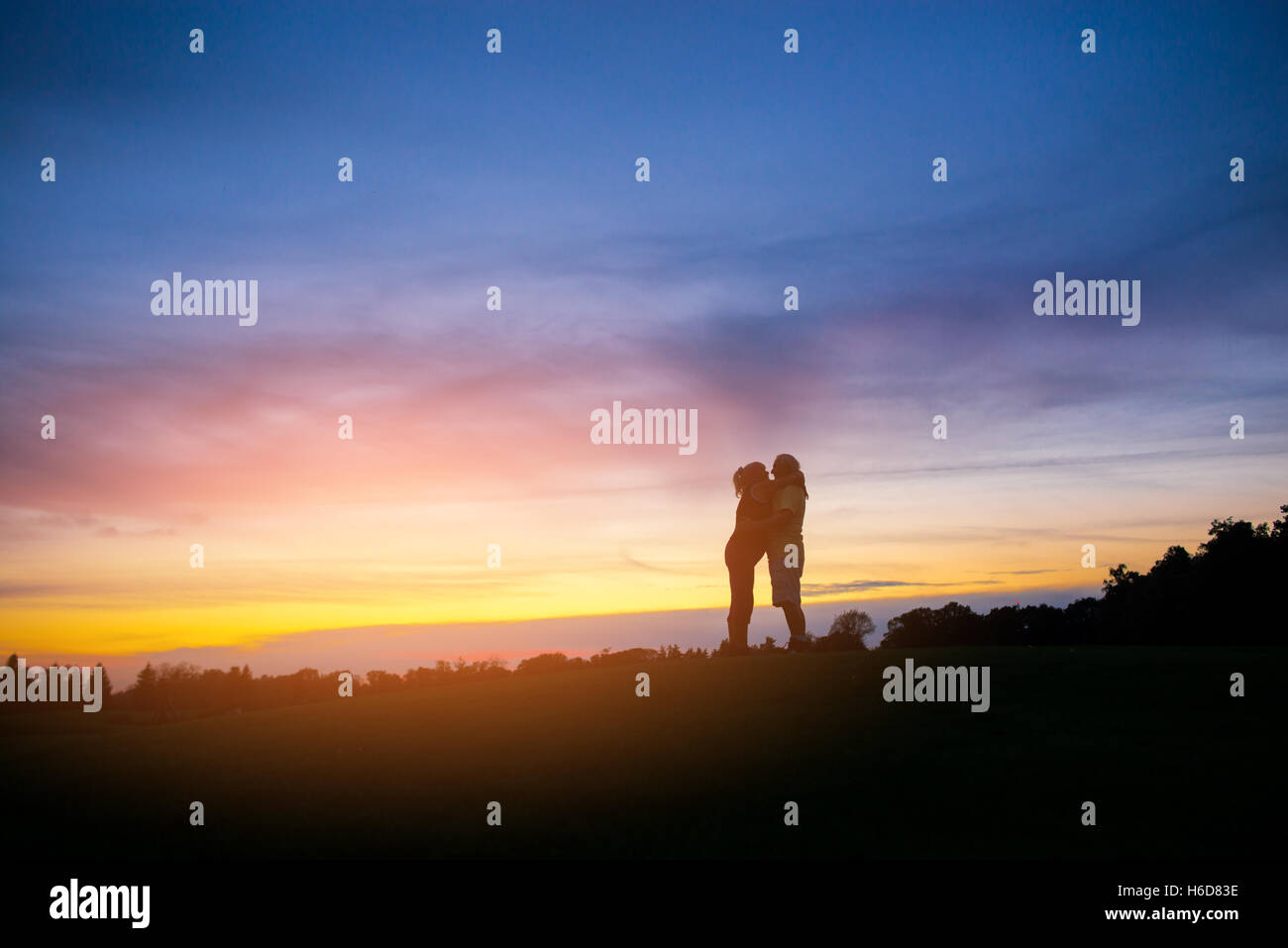 Paar auf Himmelshintergrund. Stockfoto