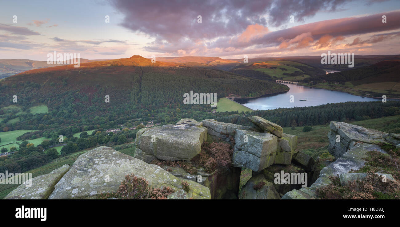 Sonnenaufgang über dem Ladybower Vorratsbehälter von einem erhöhten Aussichtspunkt Bamford Edge, Bamford, Peak District, Derbyshire, UK Stockfoto