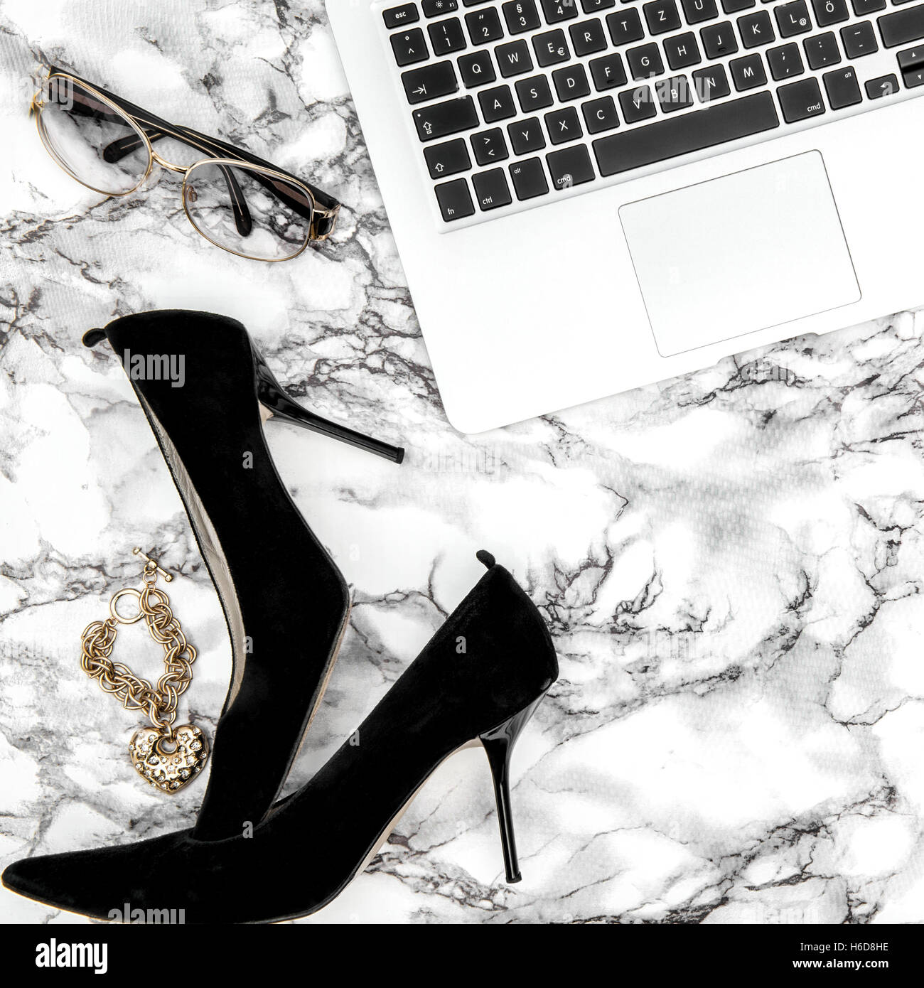 Feminine Accessoires Und Notebook auf Marmortisch Hintergrund. Mode flach legen für Blogger social-Media-Instagram-Stil Stockfoto