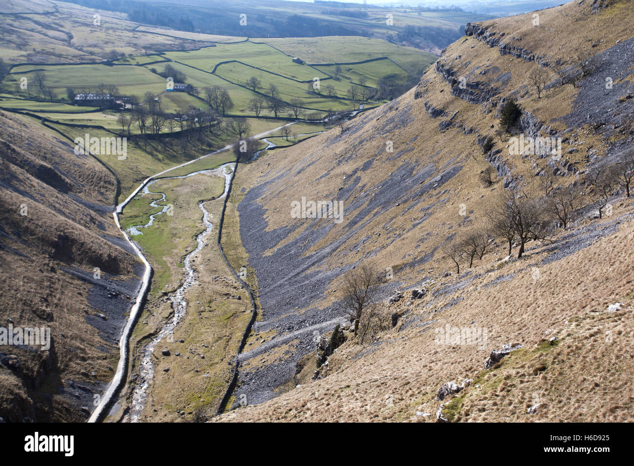 Blick über Gordale Beck von oben Gordale Narbe, Malham, Malhamdale, Yorkshire Dales, UK Stockfoto