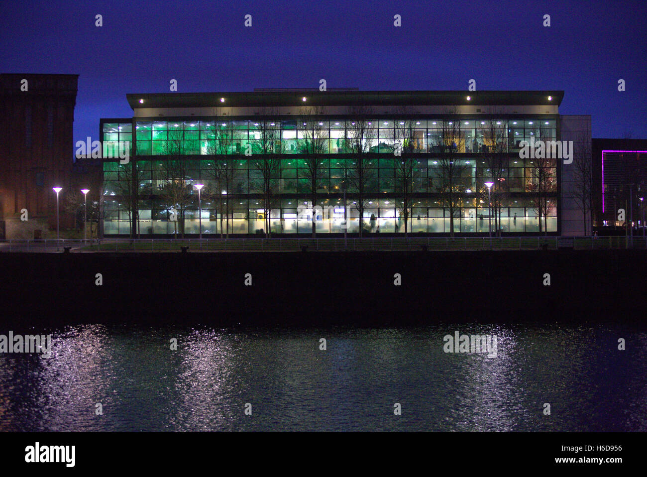 Bürofenster im pacific Quay am Fluss Clyde in der Nacht Stockfoto
