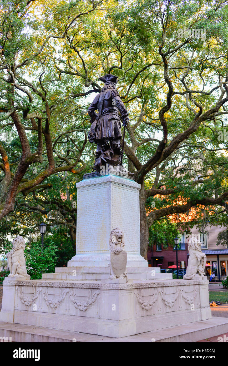 Bronze-Statue des Gründers der Kolonie Georgia 1733, James Oglethorpe, ist das Herzstück des Chippewa Square in Savannah, GA Stockfoto