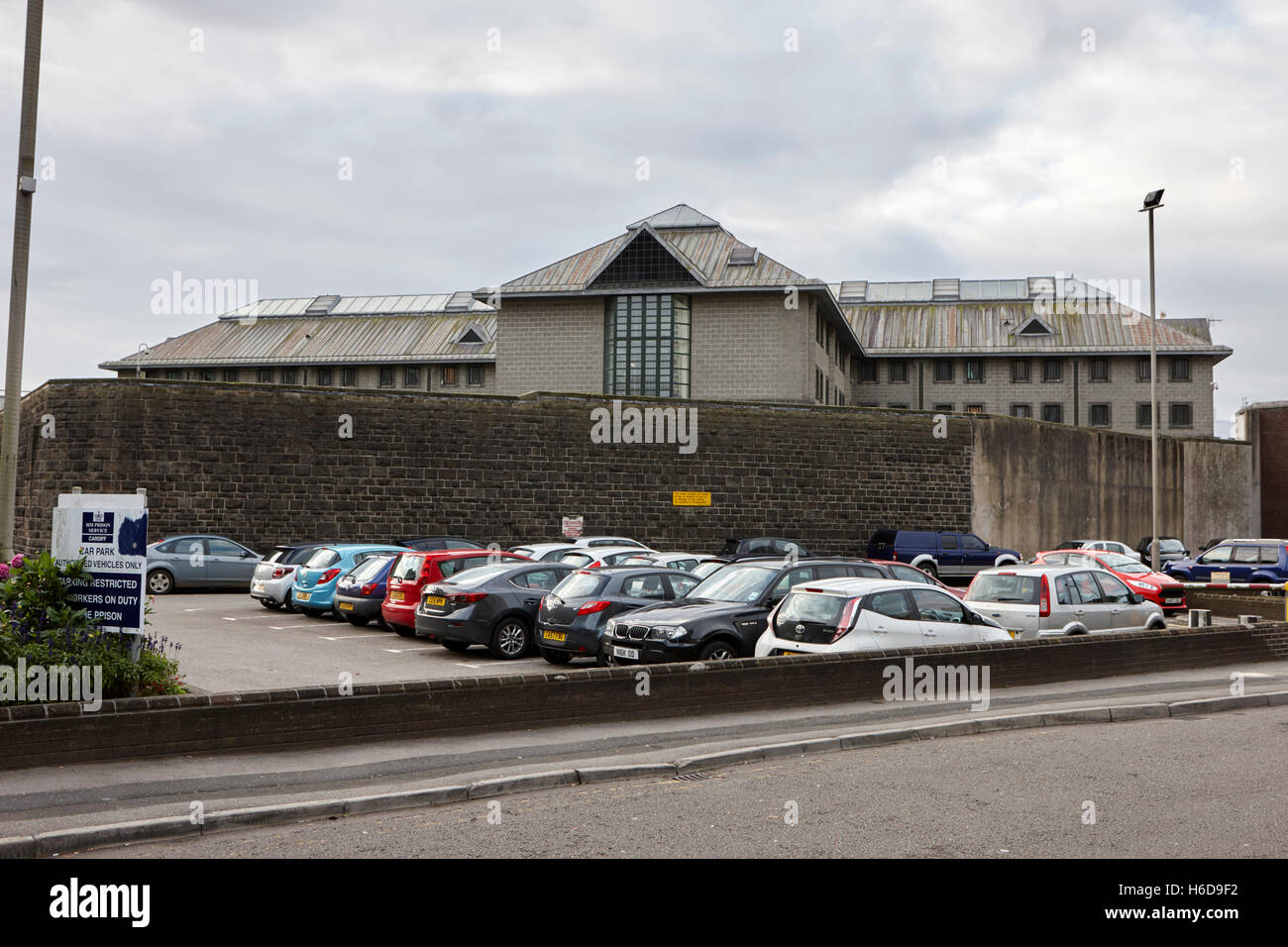 wichtigsten Haft Flügel Wand und Mitarbeiter Parkplatz HMP Cardiff Gefängnis Cardiff Wales Großbritannien Stockfoto