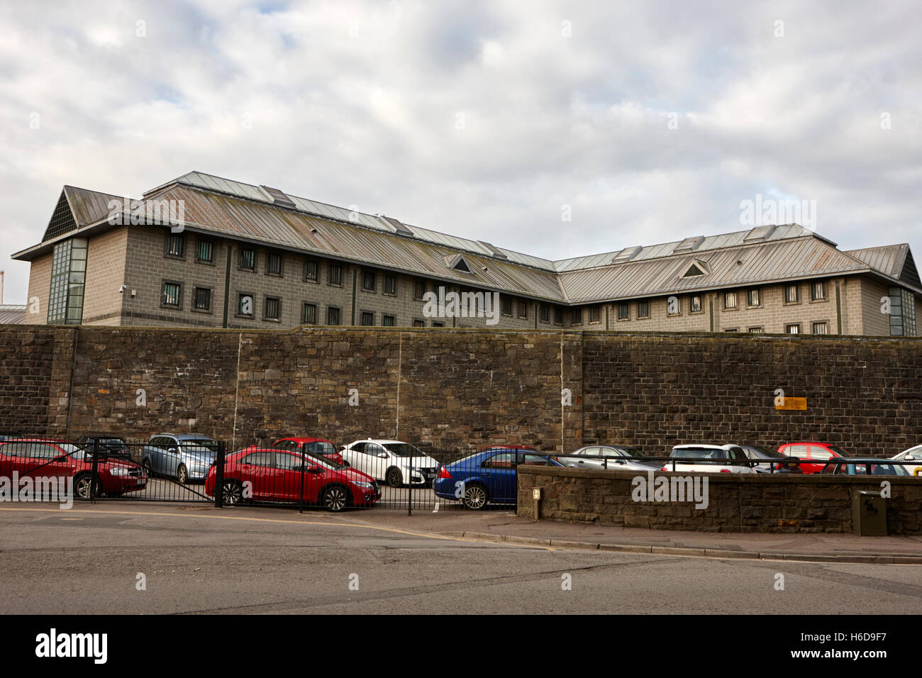 wichtigsten Haft Flügel Wand und Mitarbeiter Parkplatz HMP Cardiff Gefängnis Cardiff Wales Großbritannien Stockfoto