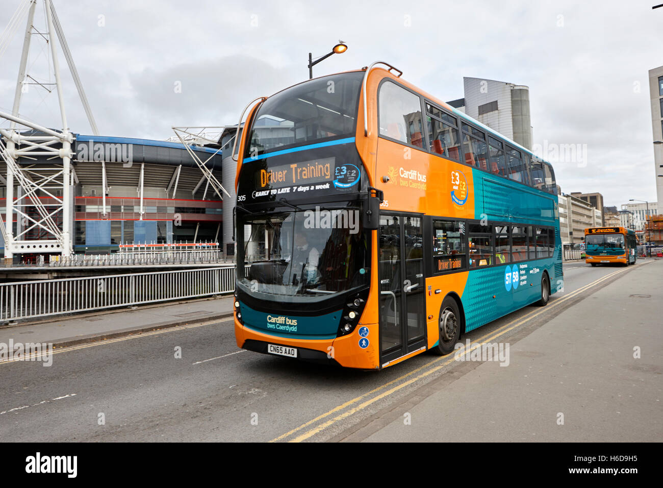 Driver Training Doppeldecker Cardiff Bus ÖPNV Wales Großbritannien bewusste Bewegung verwischen Stockfoto