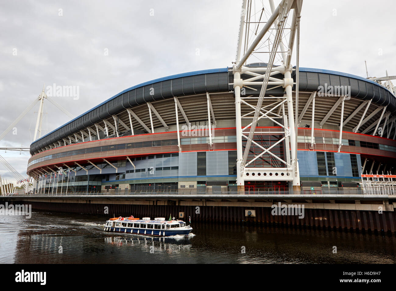 Fluß Taff fließt vorbei an Fürstentum ehemaligen Millenium Stadium, Cardiff Wales Großbritannien Stockfoto