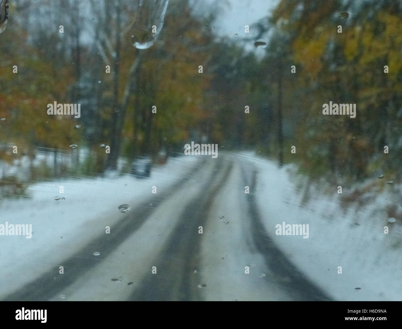 Straße bei rutschigen Winterbedingungen Stockfoto