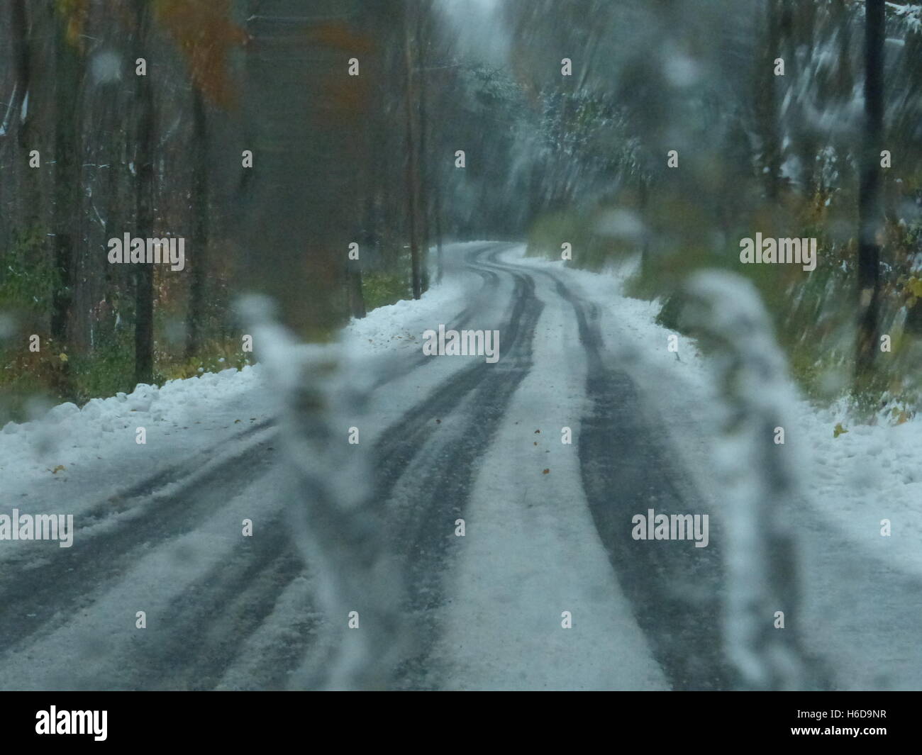 Straße im Winter mit Regentropfen auf der Windschutzscheibe Stockfoto