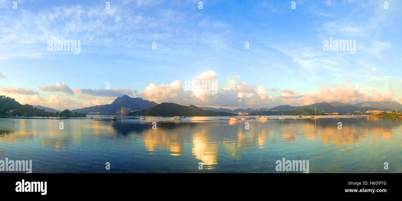 Die natürliche Fotografie, Himmel, Wolken, Meer und Berg in Hongkong Landschaft Stockfoto