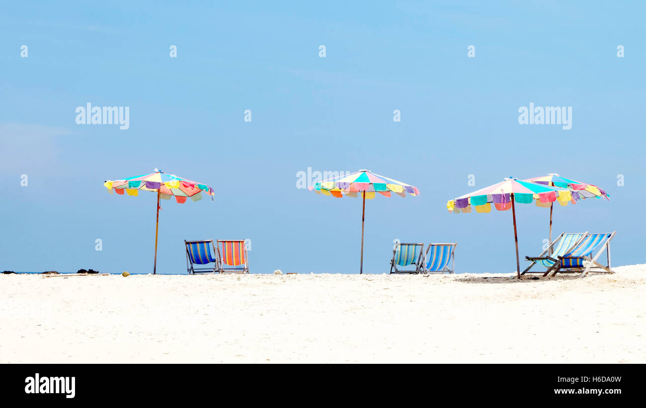 Suntanning Regenschirm und Stuhl am Strand Stockfoto