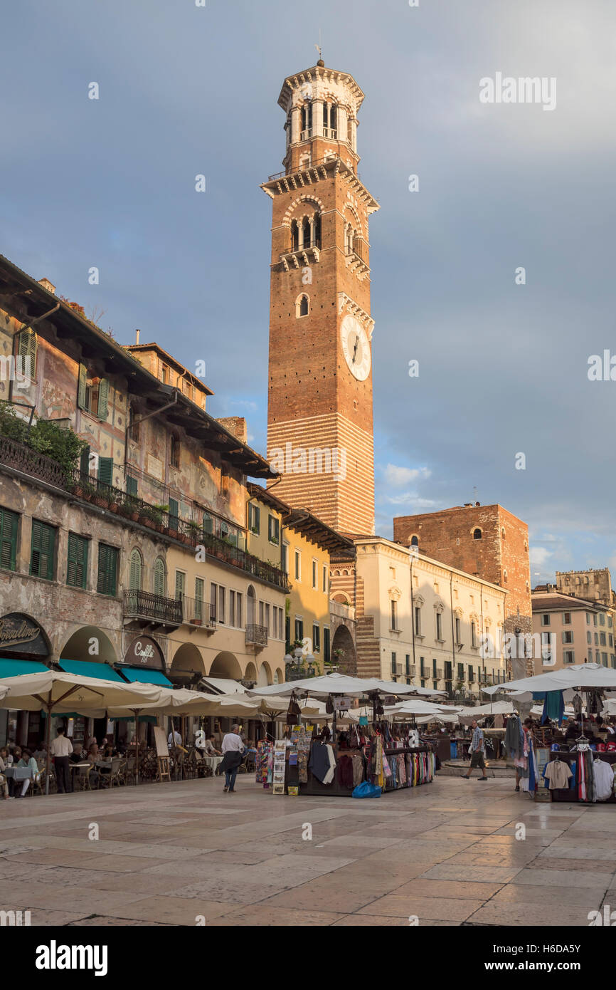 Der Torre dei Lamberti ist einen 84 m hohen Turm in Verona, Region Venetien Nord-Italien, Europa Stockfoto