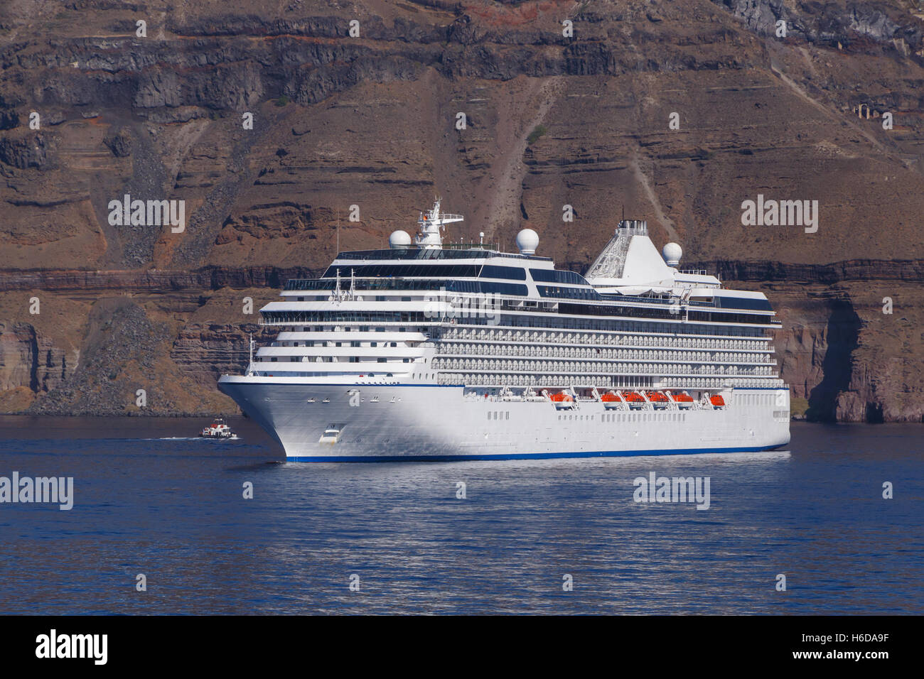 Kreuzfahrtschiff in Caldera von Santorin Stockfoto