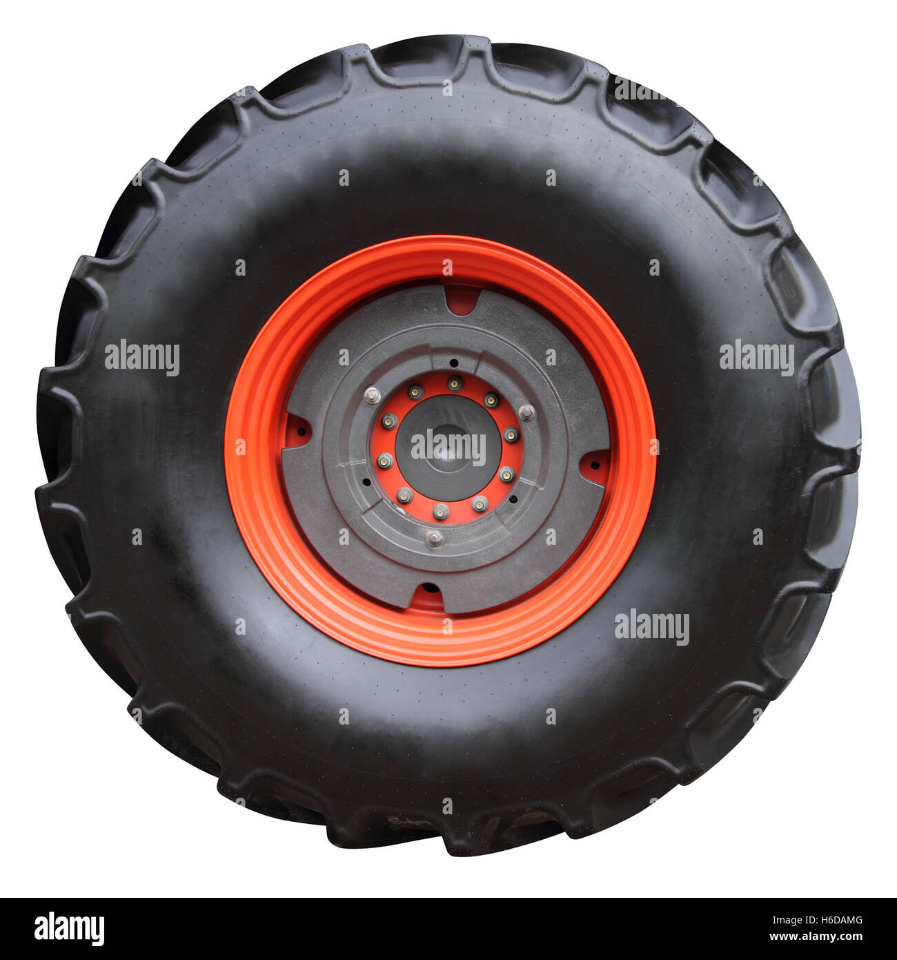 Traktorreifen auf weißem Hintergrund. Stockfoto