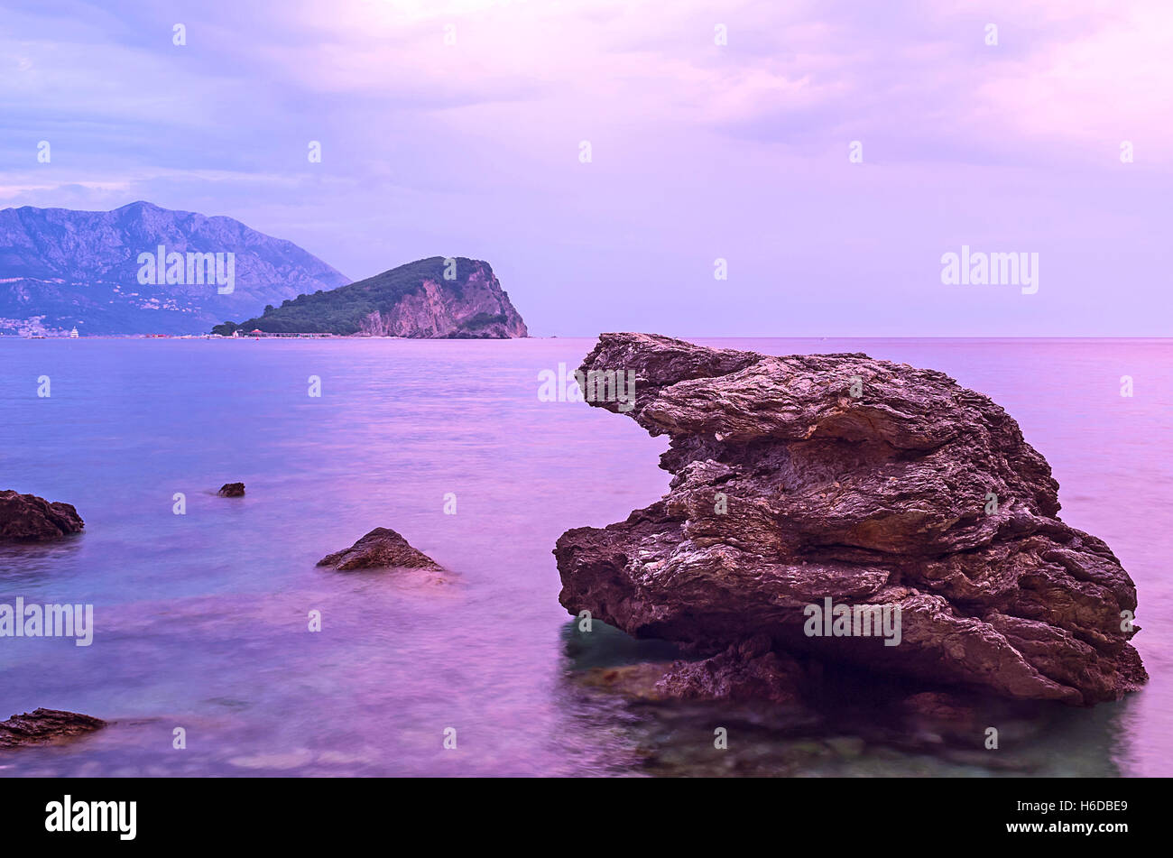 Die Meereslandschaft Montenegros mit der Insel Sveti Nikola im Hintergrund, Budva Stockfoto