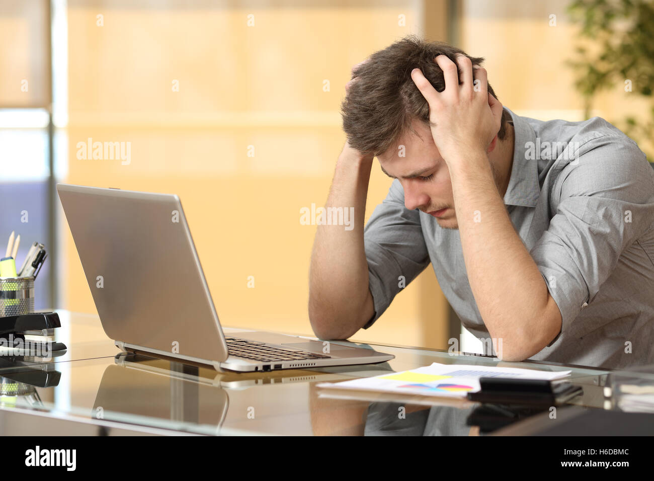 Besorgt Geschäftsmann Klagen vor einem Computer nach ein großer Fehler im Büro Stockfoto