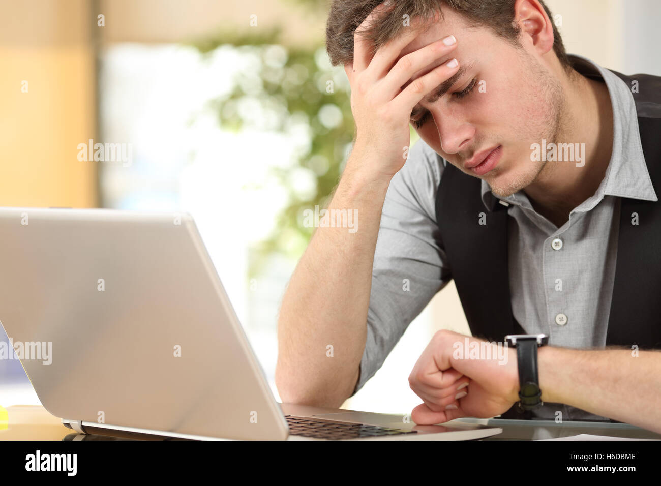 Besorgt Geschäftsmann running out of Time beobachten die Uhr im Büro Stockfoto