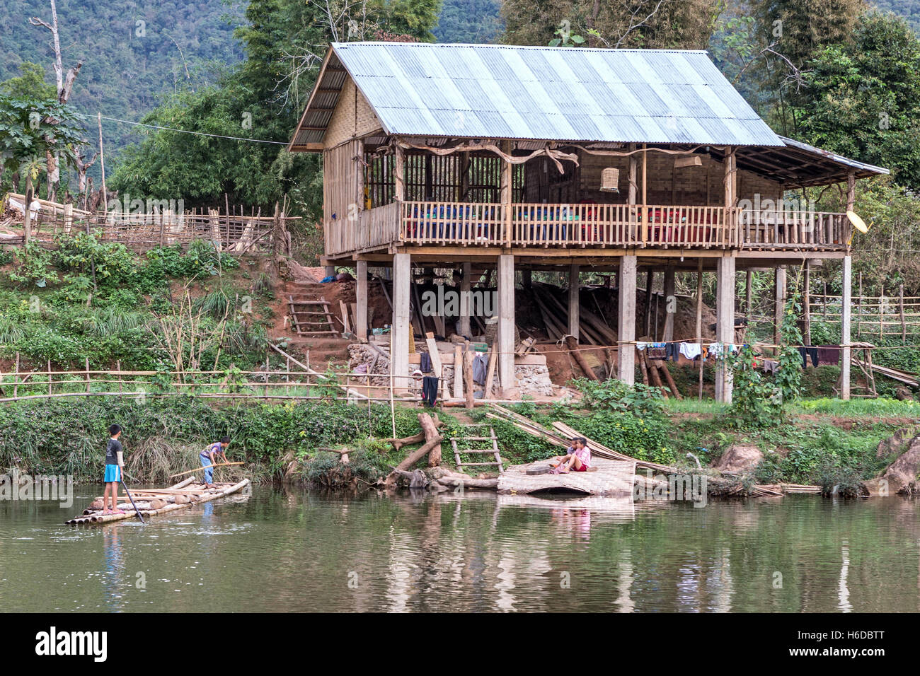 Fähre & Haus, Nam Phak Fluss, Muang La, Khmu/Khamu Menschen, Oudomxay Provinz, Laos Stockfoto