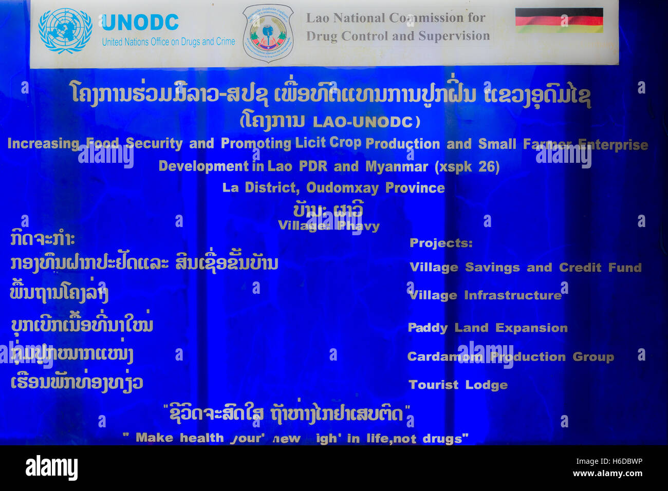 Warnschild der Regierung, Dorf Ban Phavie, Khmu/Khamu, in der Nähe von Muang La, Provinz Oudomxay, Laos Stockfoto
