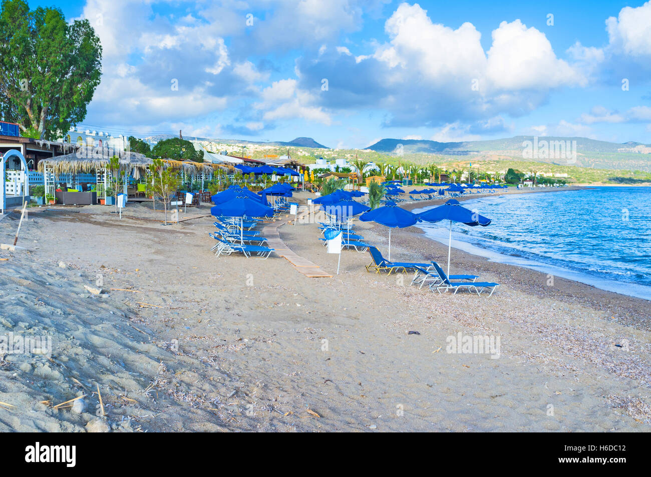 Die Strände und das klare, unberührten Gewässern von Latchi bieten eine Vielzahl von Wassersportarten, Zypern. Stockfoto