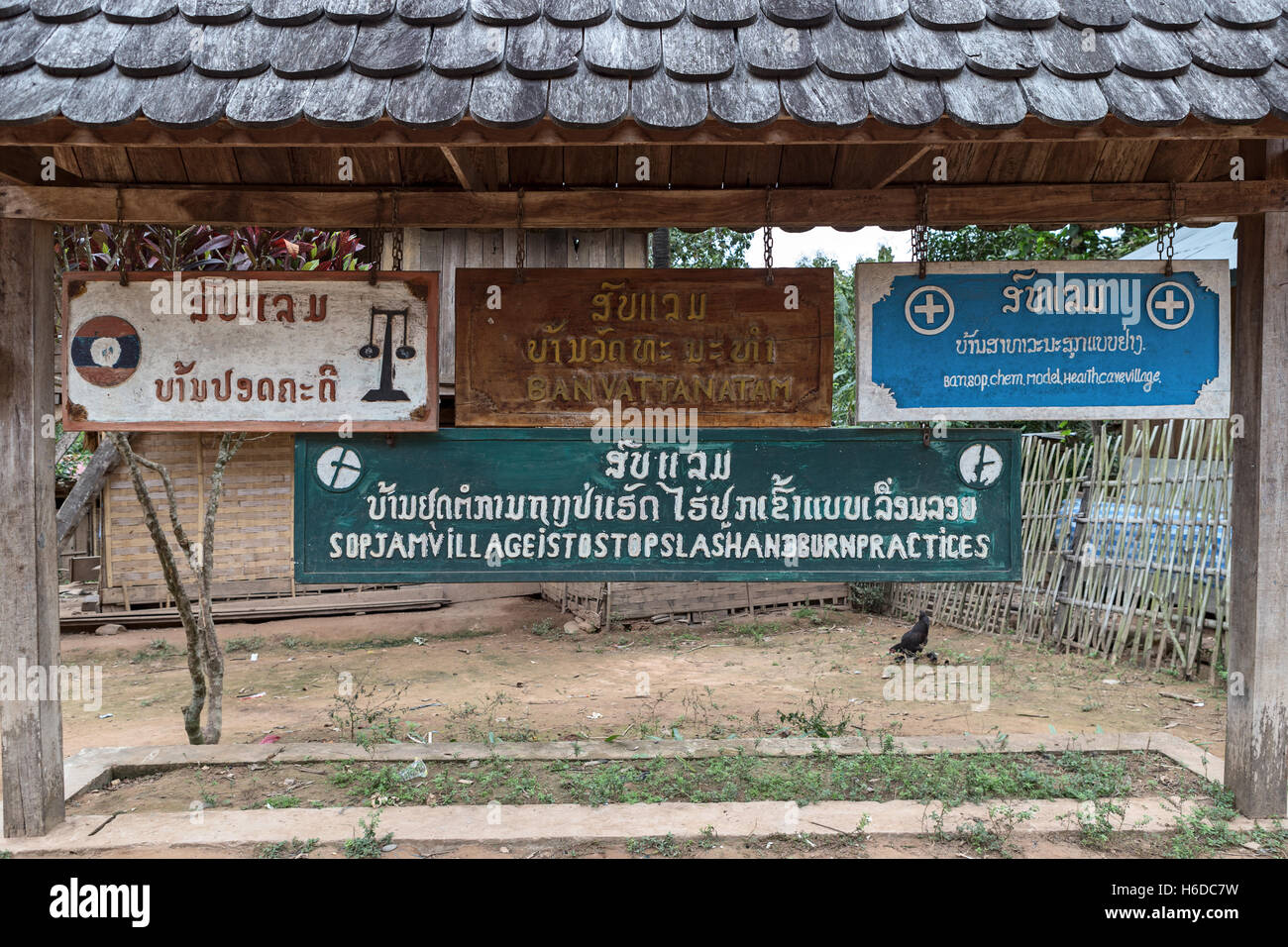 Stop Slash & Burn Information sign, Khmu / Khamu Hill Tribe, Ban SOP Jam (aka SOP Jam), a Lao Village, Nam Ou River, Oudomxay Provinz, Laos Stockfoto