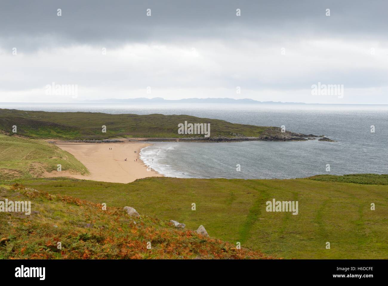 Redpoint Strand mit Skye auf den Horizont, Highlands, Schottland Stockfoto