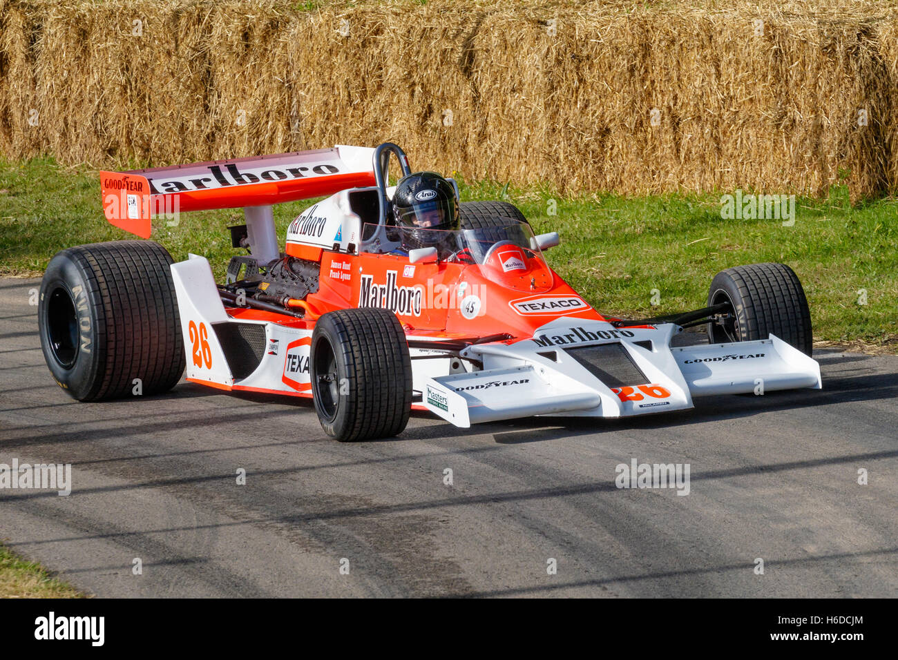 McLaren-Cosworth M26 1977 mit Fahrer Judith Lyons auf die 2016 Goodwood Festival of Speed, Sussex, UK. Ex-James Hunt Auto. Stockfoto