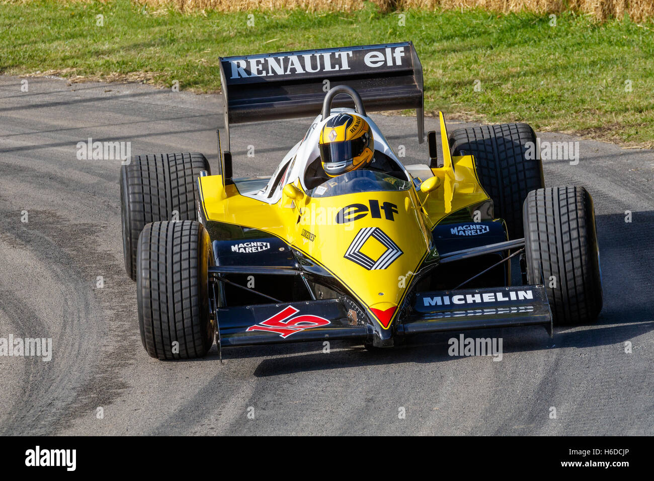 1983 Renault RE40 mit Fahrer Rene Arnoux auf die 2016 Goodwood Festival of Speed, Sussex, UK. Stockfoto