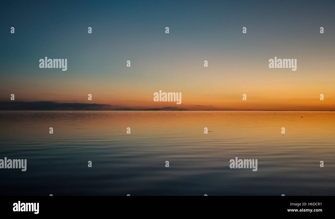 Sonnenuntergang auf dem Meer mit Wolken und blaue und rote und gelbe multicolors Stockfoto