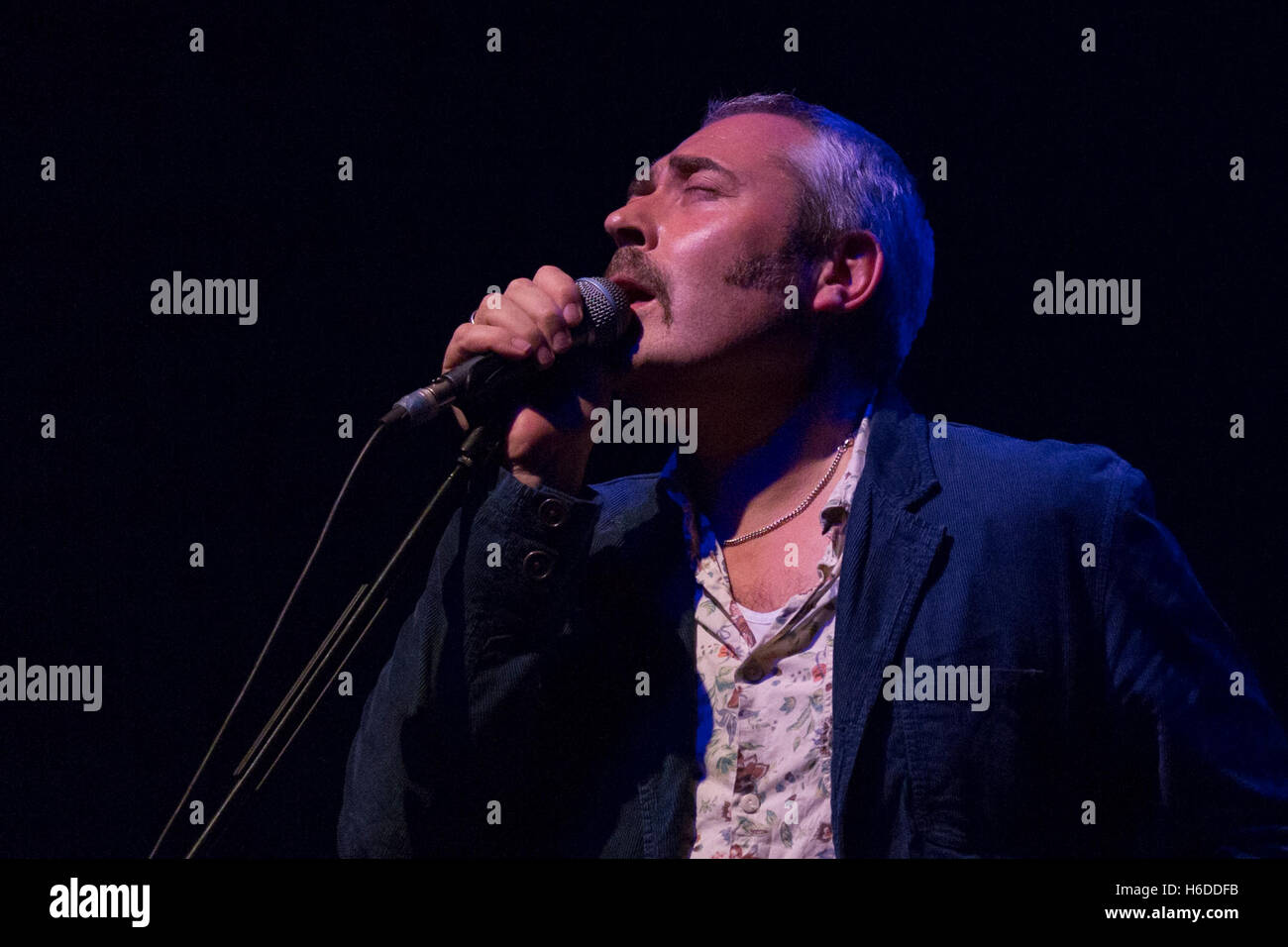 Lissabon, Portugal. 26. Oktober 2016. 26. Oktober 2016. Lissabon, Portugal. Lead Gesang und Gitarrist, Stuart Ashton Staples, von der britischen Band Tindersticks, Handball live-Credit: Alexandre de Sousa/Alamy Live News Stockfoto