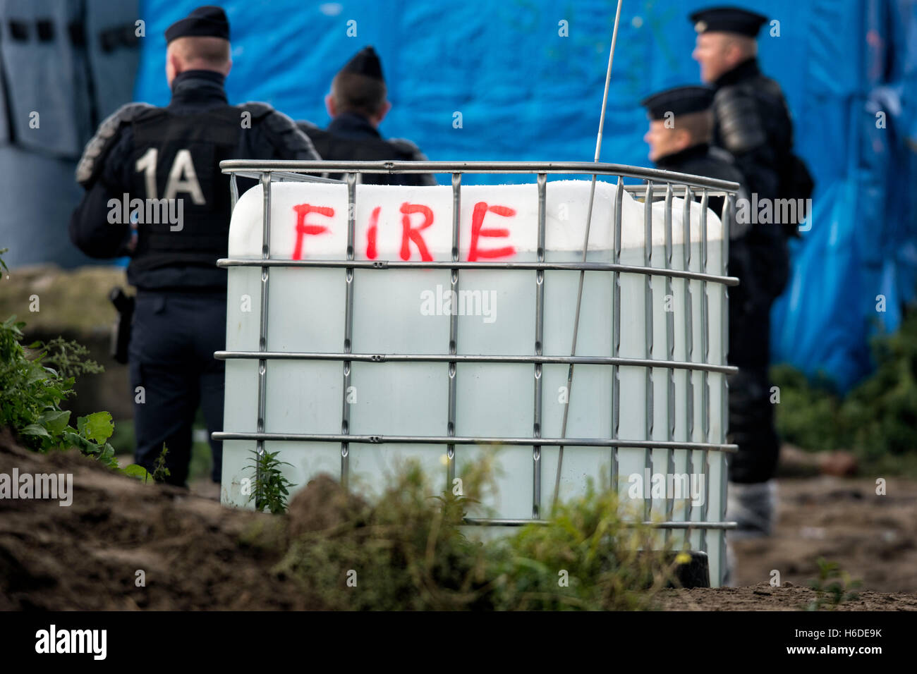 Chaotische Szenen in den Dschungel von Calais nach Dutzenden von Bränden wurden eingestellt, führt zu einer Reihe von Explosionen kurz vor einem Polizeieinsatz im Flüchtlingslager in Nordfrankreich, 26. Oktober 2017 löschen. Foto: Arnulf Stoffel/dpa Stockfoto