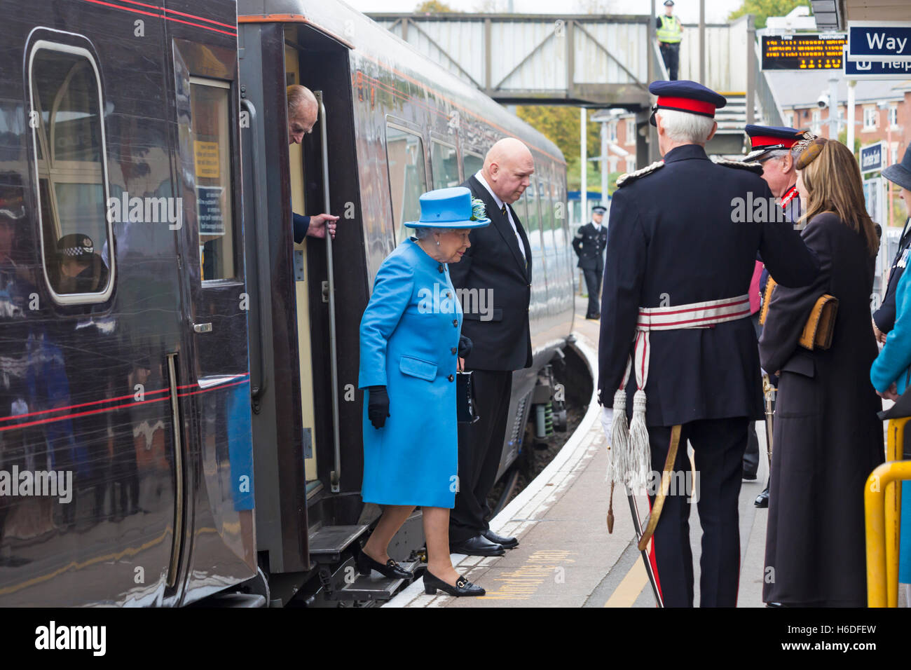 Dorchester, Dorset, Großbritannien. Okt. 2016. Ihre Majestät, die Königin Elizabeth II. Und Prinz Philip alight vom Royal Train am Bahnhof Dorchester South, um wartende Würdenträger zu treffen, bevor sie nach Poundbury weitergehen. Credit: Carolyn Jenkins/Alamy Live News Stockfoto