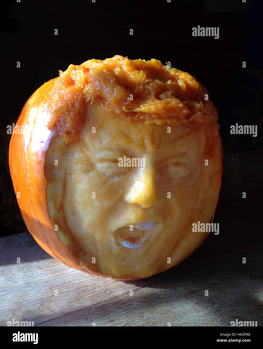 Cambridge, UK. 22. Oktober 2016. TRUMPKIN. Bild 27. Oktober 2016 veröffentlicht. Donald Trump schreien geschnitzt in einen Kürbis des britischen Bildhauers Robb Banks für Halloween feiern.  Cambridge, UK Credit: J Marshall - Tribaleye Bilder/Alamy Live-Nachrichten Stockfoto