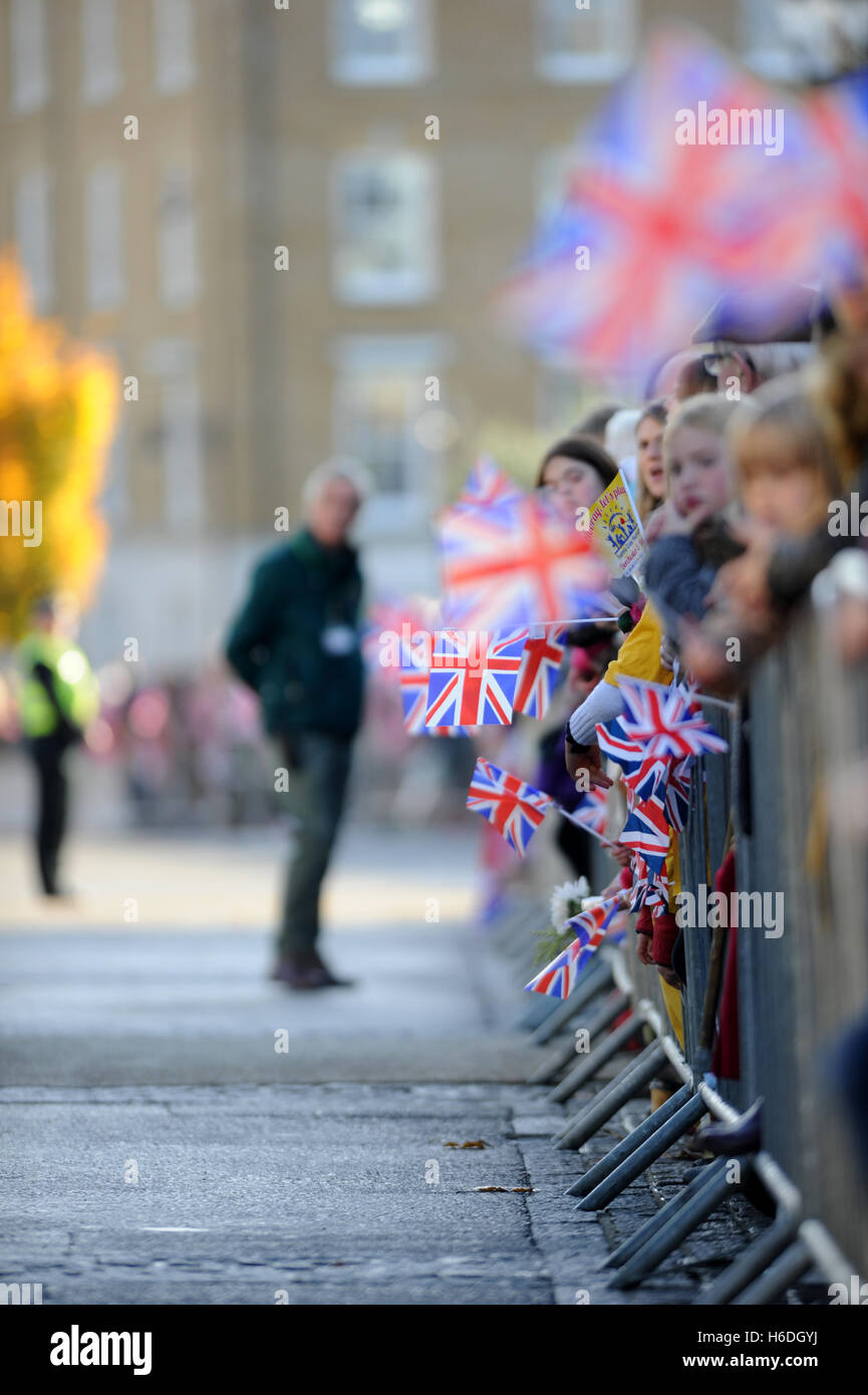 Dorchester, Dorset, UK. 27. Oktober 2016. Große Menschenmengen säumen Königinmutter Square für den königlichen Besuch. Königin Elizabeth II und Prinz Philip, Duke of Edinburgh mit Prinz Charles, Prince Of Wales besuchen die Enthüllung einer Statue von Königin Elizabeth die Königin-Mutter während eines Besuchs in Verkehrssysteme. Die 9'6 ' hohe Statue ist das genaue Gießen von der Königin-Mutter Statue steht in der Mall von Philip Jackson geformt. Bildnachweis: David Partridge / Alamy Live News Stockfoto