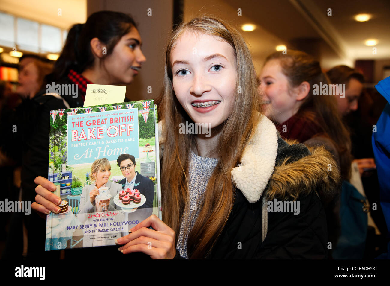 Waterstones, Piccadilly Circus, London, UK. 27. Oktober 2016. Fans warten Bücher signiert werden. "Die große britische Backen aus" Signierstunde. " Bildnachweis: Dinendra Haria/Alamy Live-Nachrichten Stockfoto