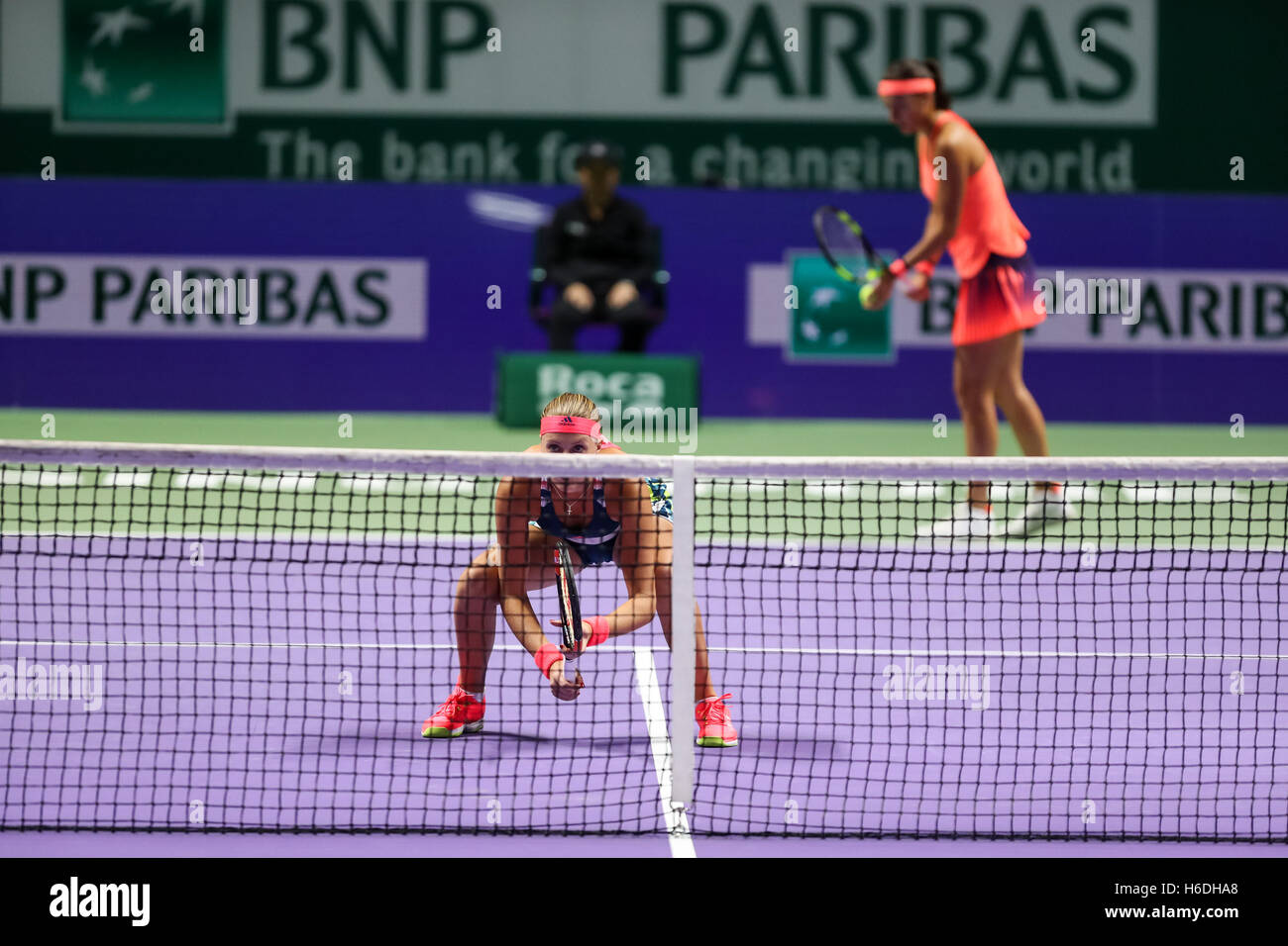 Hallenstadion Singapur, Singapur. 27. Oktober 2016. BNP Paribas WTA Finale Frauen Tennisverband. Kristina Mladenovic (FRA) und Caroline Garcia (FRA) während des Spiels gegen Karolina Pliskova (CZE) und Julia Goerges (GER) im Doppel spielen Credit: Yan Lerval/Alamy Live News Stockfoto