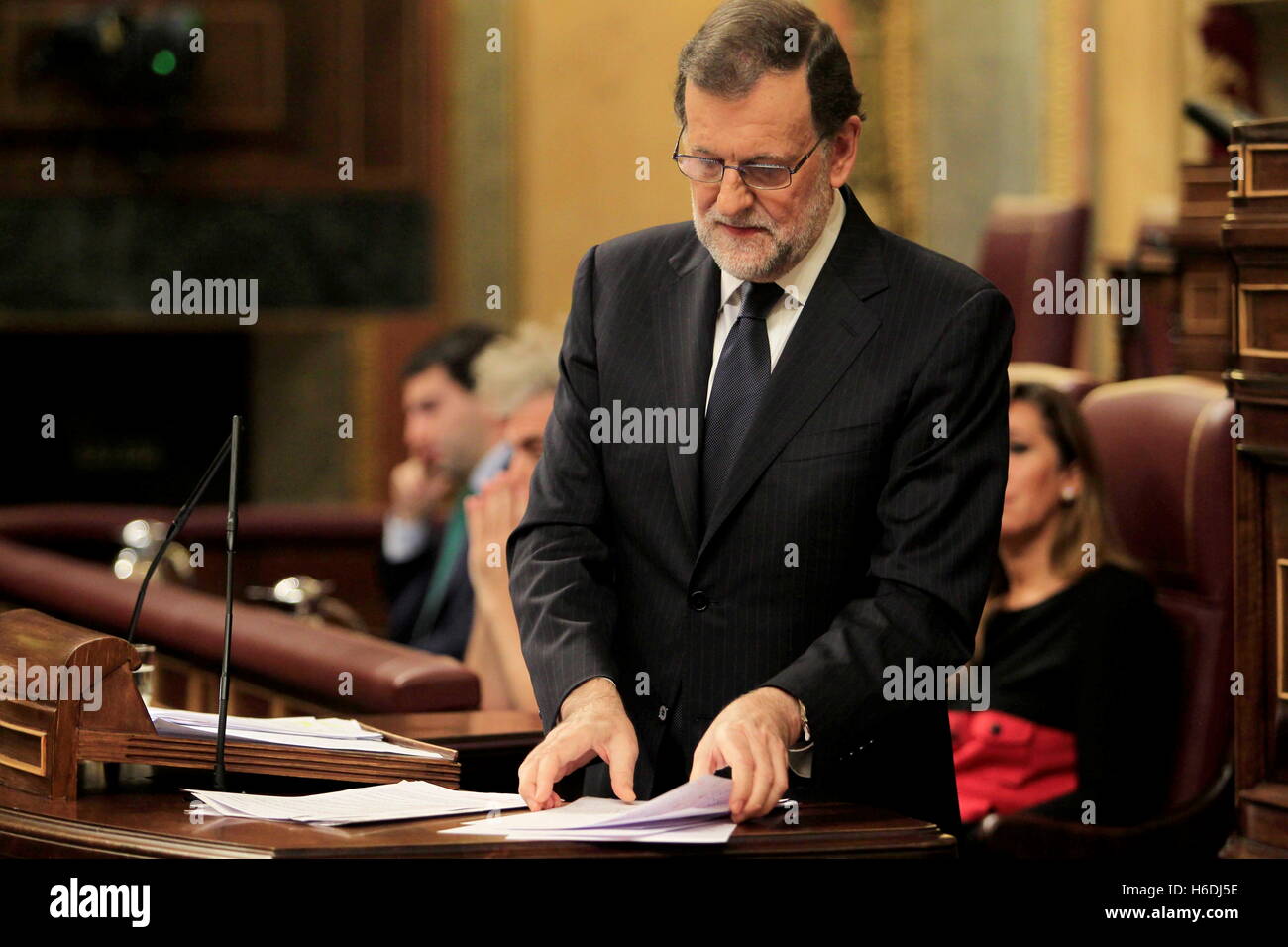 Madrid, Spanien. 27. Oktober 2016. Kommissarischer Ministerpräsident Mariano Rajoy während der zweiten Sitzung der Amtseinsetzung von Mariano Rajoy in das Abgeordnetenhaus in Madrid, Spanien, Donnerstag, 27. Oktober 2016 © Gtres Información Más lokalen auf line,S.L./Alamy Live News Stockfoto