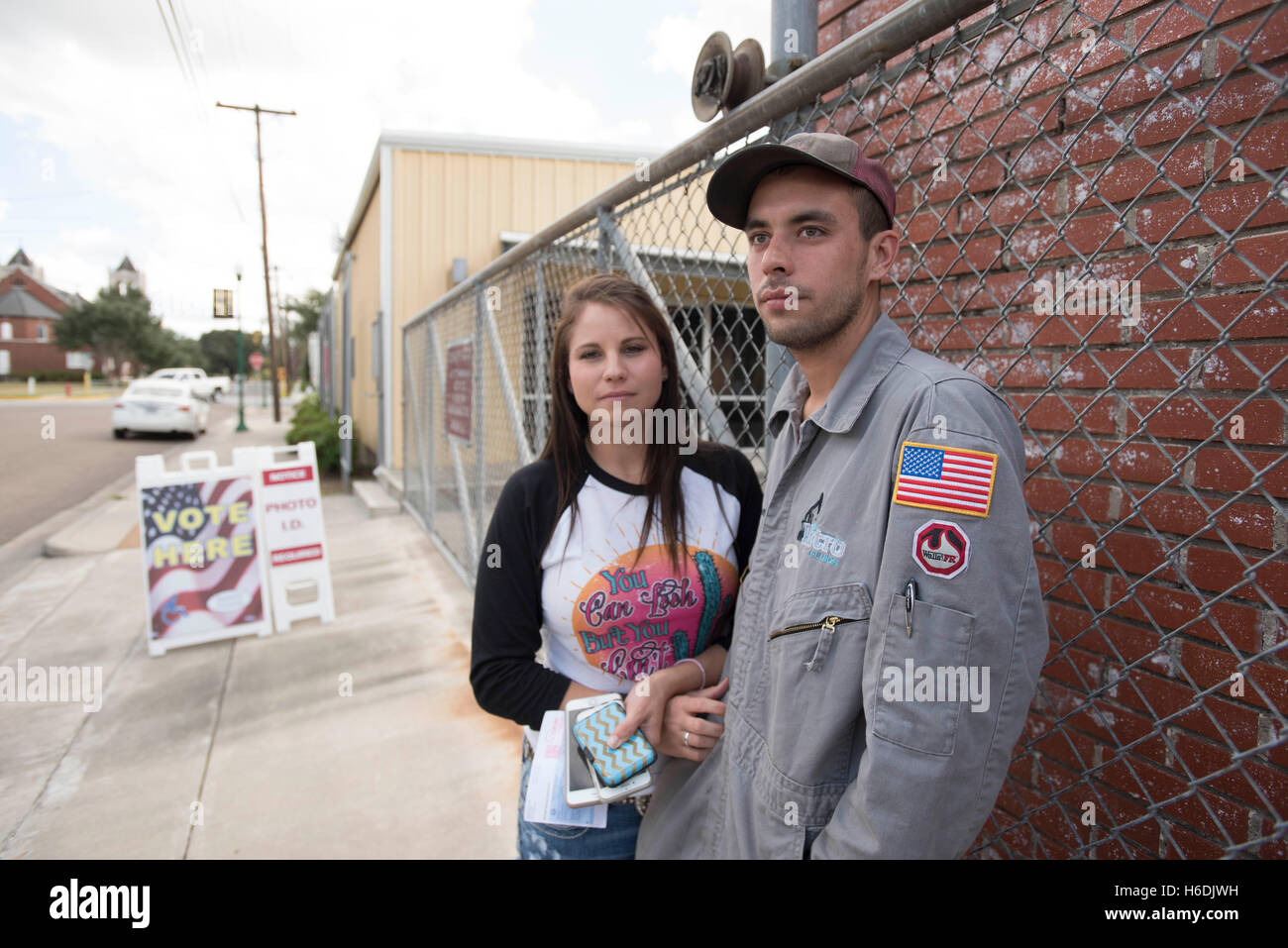 Junges Paar Posen nach der Abstimmung in kleinen bewirtschaftenden Stadt Cuero während der ersten Woche der frühen Abstimmung in Texas. Stockfoto