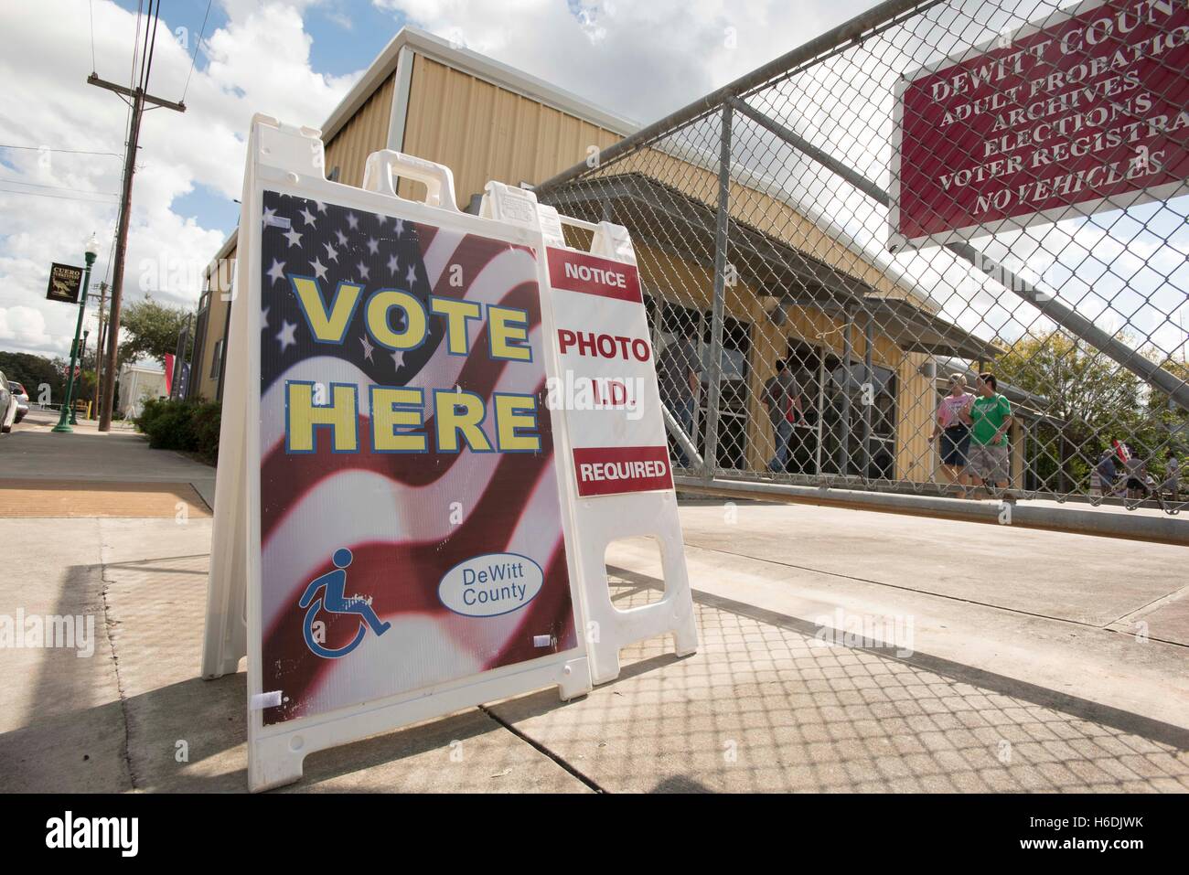 Zeichen führt Wähler zu frühen stimmberechtigten Lage in der kleinen Stadt Cuero Landwirtschaft, während der ersten Woche der frühen Abstimmung in Texas. Stockfoto