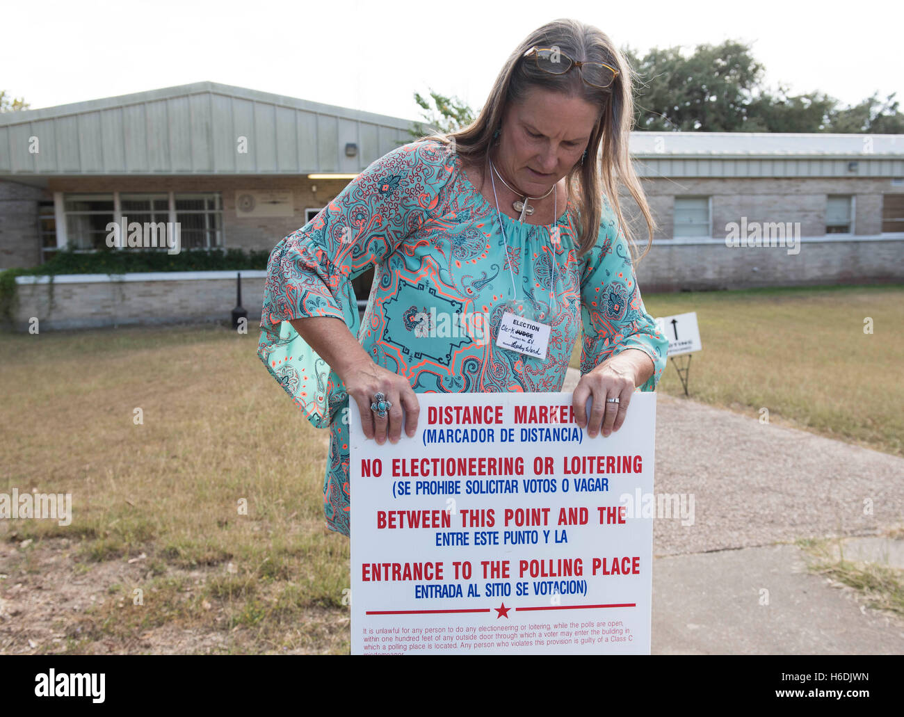 Offizielle Wahlen passt Entfernung Marker Schild frühen stimmberechtigten Wahllokal in dem kleinen Bauerndorf von Goliad Texas Stockfoto