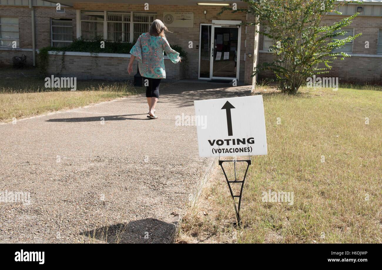 Frau geht in Richtung Wahllokal in dem kleinen Bauerndorf Goliad, Texas, während frühen Abstimmungsfrist. Stockfoto