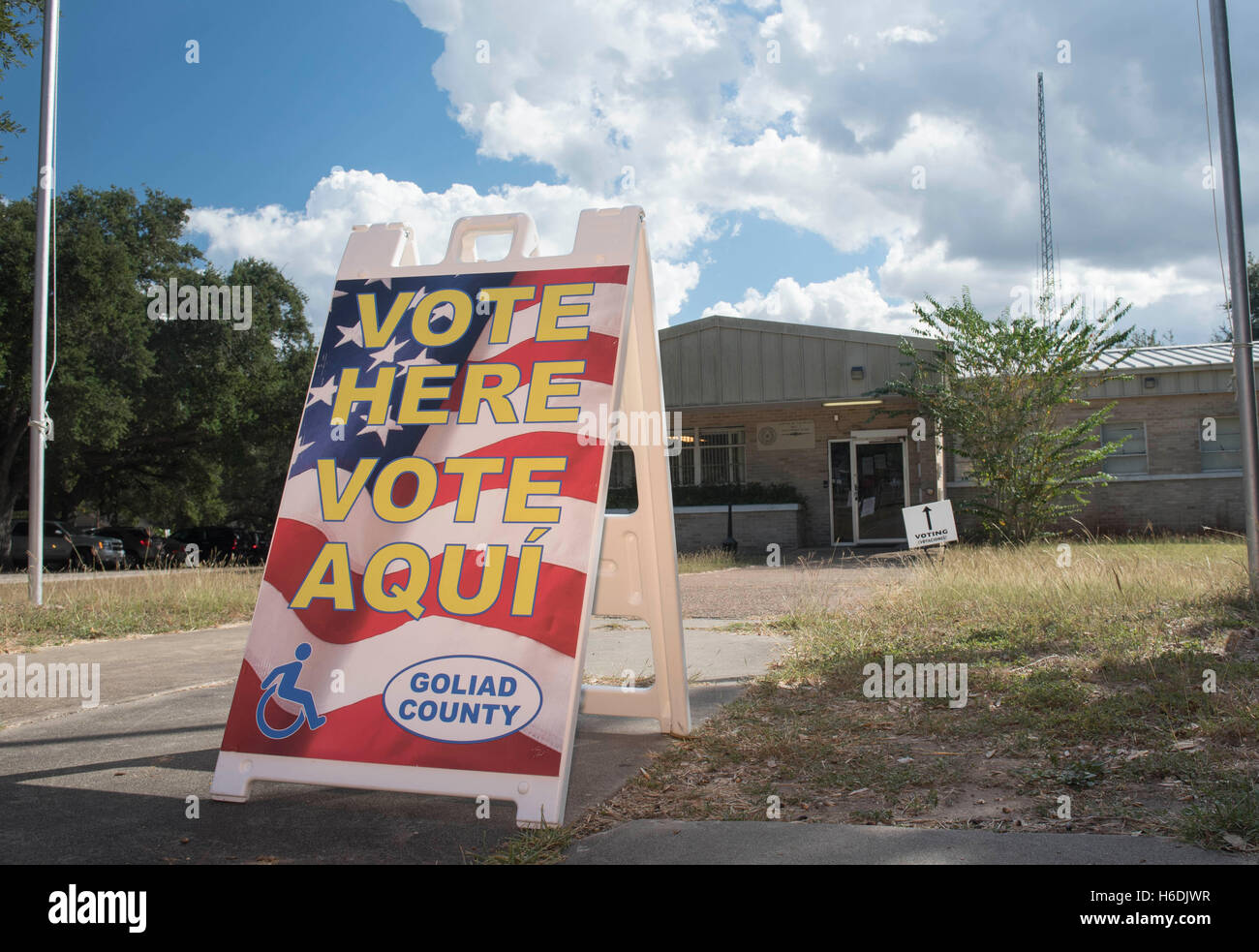 Zeichen vor setzt sich der frühen Wahllokal in der kleinen Stadt von Goliad als die erste Woche der frühen Abstimmung in Texas. Stockfoto