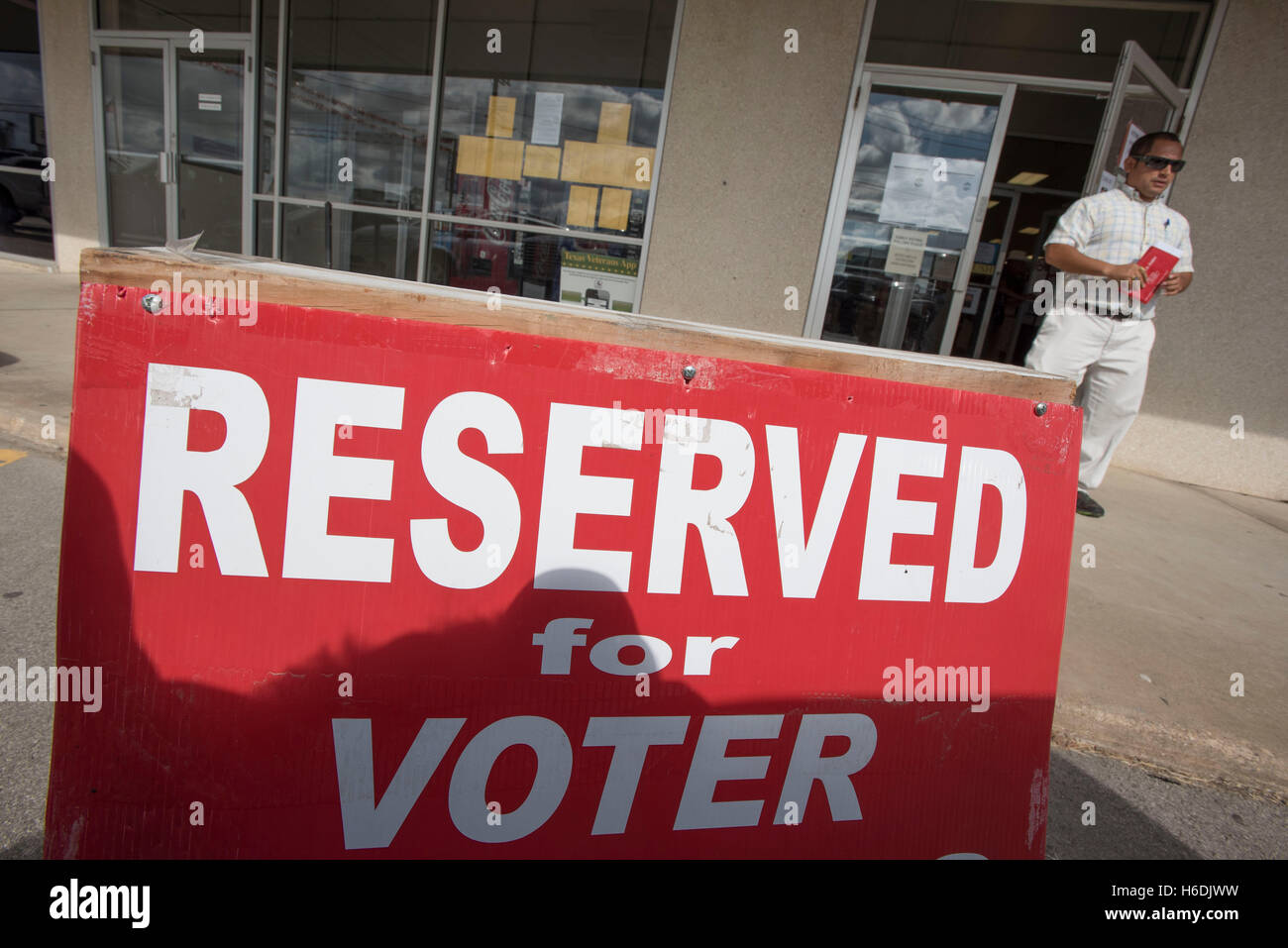 Männliche Wähler in der kleinen Stadt von Gonzales Blätter Wahllokal während die erste Woche der frühen Abstimmung in Texas weiter. Stockfoto