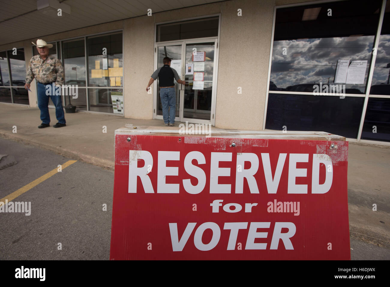Männliche Wähler in der kleinen Stadt von Gonzales in Polling legen Sie während die erste Woche der frühen Abstimmung in Texas weiter. Stockfoto