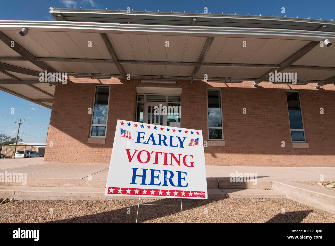 Melden Sie sich vor frühen Wahllokal in der kleinen Stadt Karnes City als die erste Woche der frühen Abstimmung in Texas geht weiter. Stockfoto