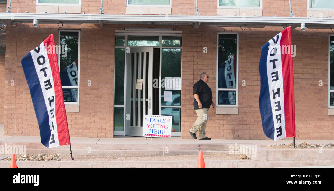 Männliche Wähler in kleine Stadt Karnes City verlässt Wahllokal während die erste Woche der frühen Abstimmung in Texas weiter. Stockfoto