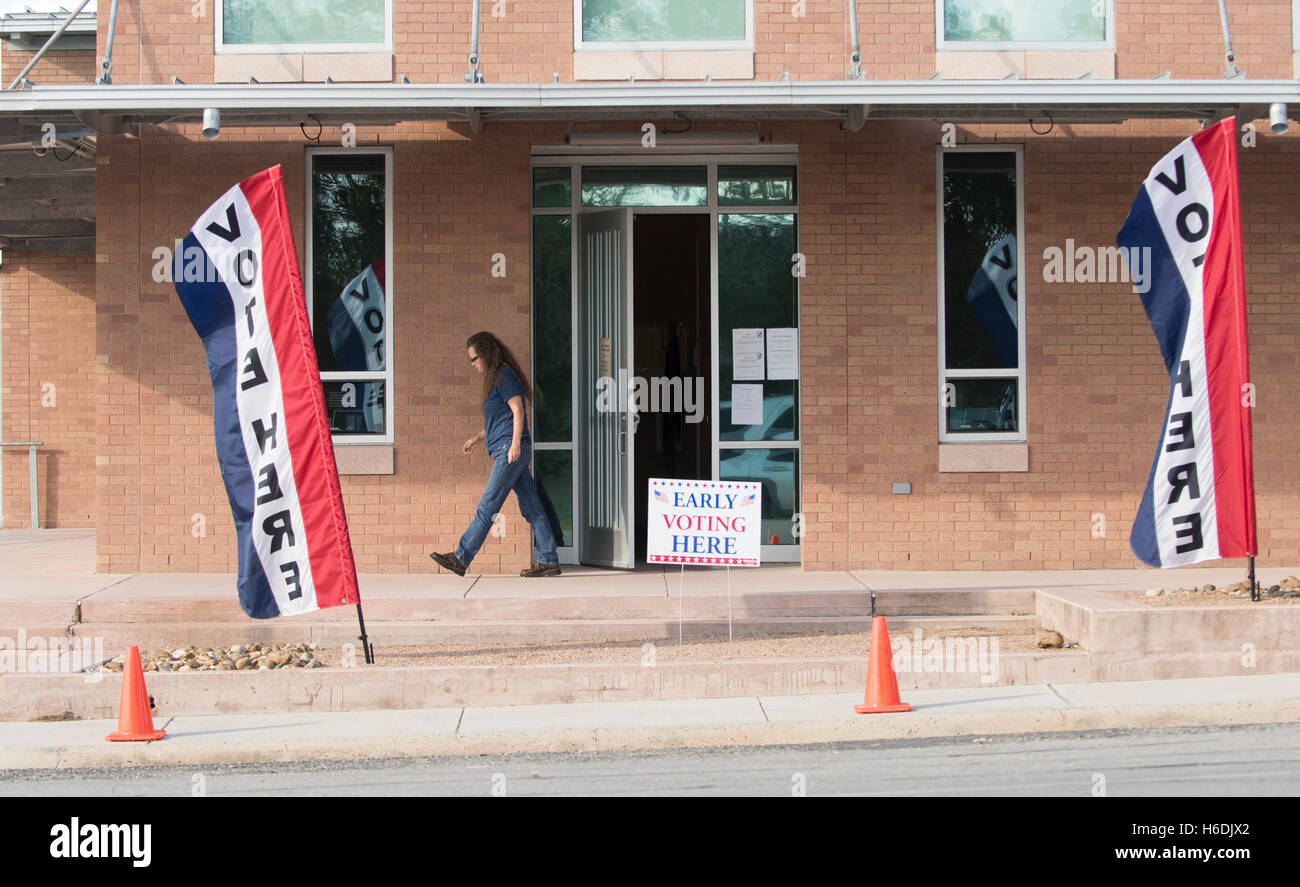 Weibliche Wähler in kleine Stadt Karnes City verlässt Wahllokal während die erste Woche der frühen Abstimmung in Texas weiter. Stockfoto