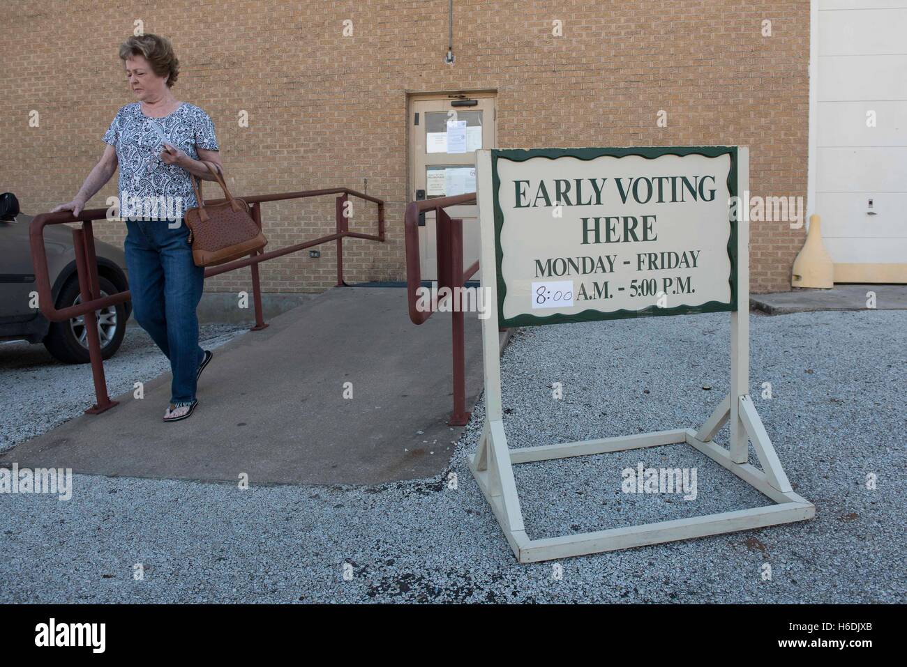 Weibliche Wähler in Luling, Texas, verlässt Wahllokal während die erste Woche der frühen Abstimmung in Texas weiter. Stockfoto