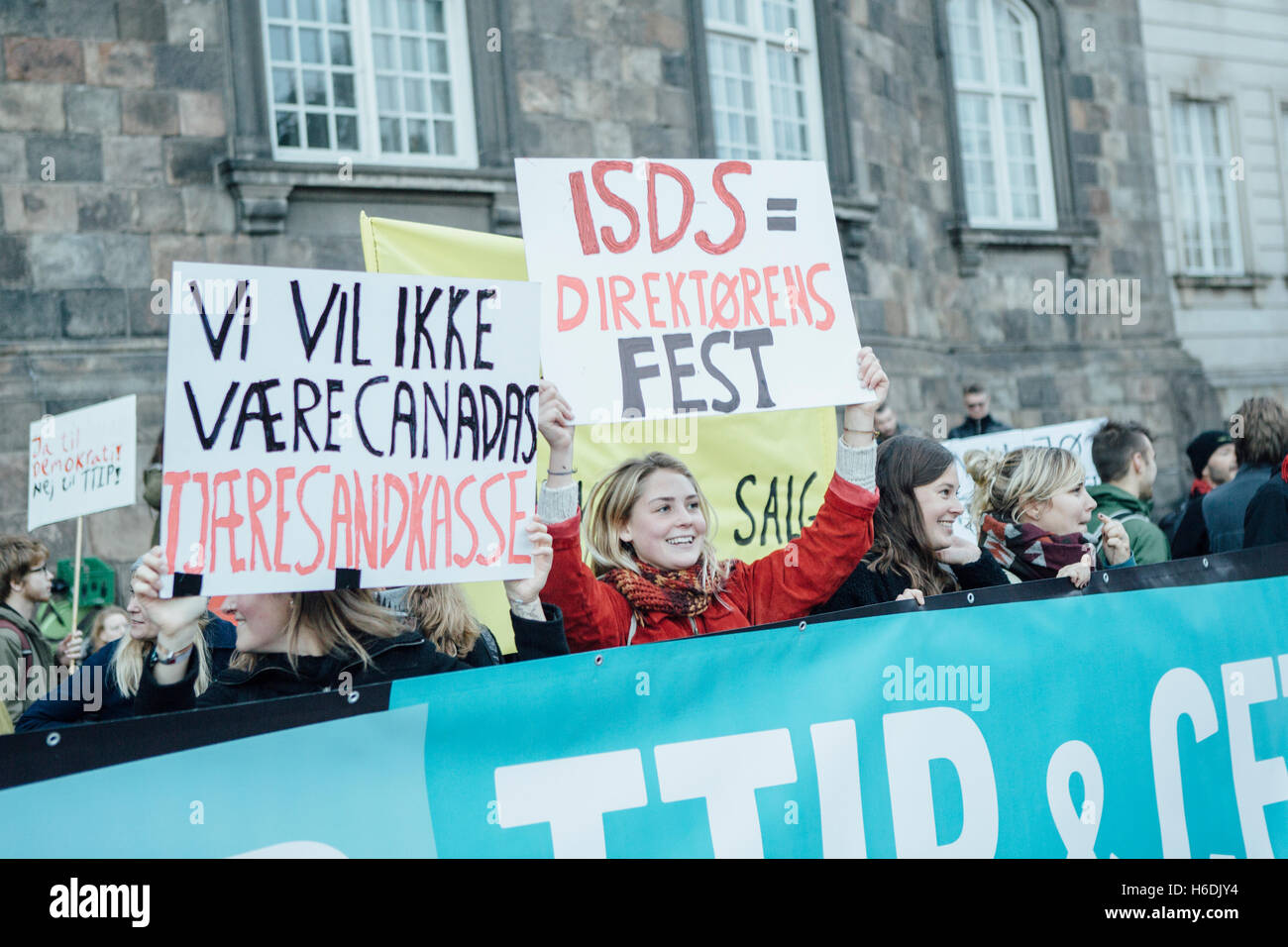 Dänemark, Kopenhagen, 27. Oktober 2016. Die Straßen im Zentrum von Kopenhagen und Kundgebung gegen den umstrittenen Freihandelsabkommen TTIP und CETA nehmen Tausende von Demonstranten. Bildnachweis: Alberto Grasso/Alamy Live-Nachrichten Stockfoto