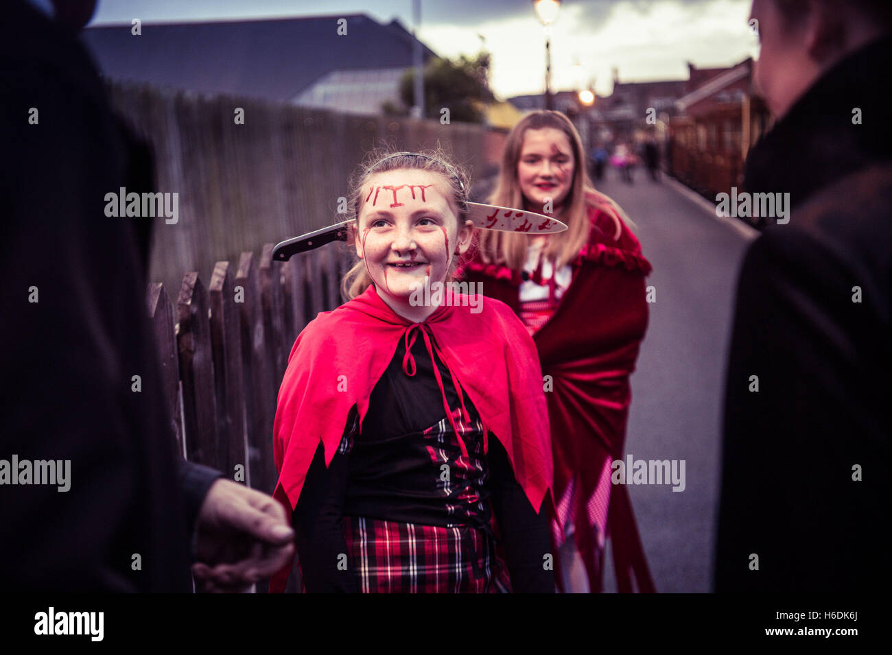 Aberystwyth, Wales, UK. 27. Oktober 2016.  Kinder in Halloween Fancy Dress Kostüme einsteigen in das Vale of Rheidol Schmalspur Dampfeisenbahn "Halloween Special" am Bahnhof von Aberystwyth trainieren.     Bildnachweis: Keith Morris/Alamy Live-Nachrichten Stockfoto